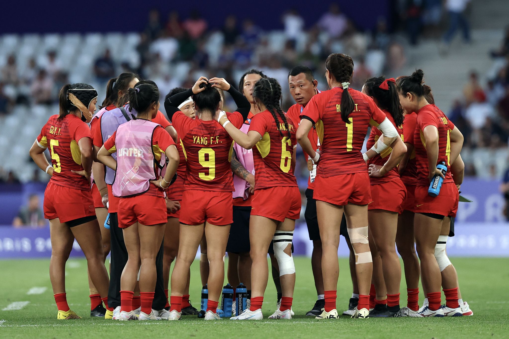 爱游戏体育-橄榄球预选赛掀起高潮，河套旋风队淘汰对手钱塘麒麟队，战至最后一刻——