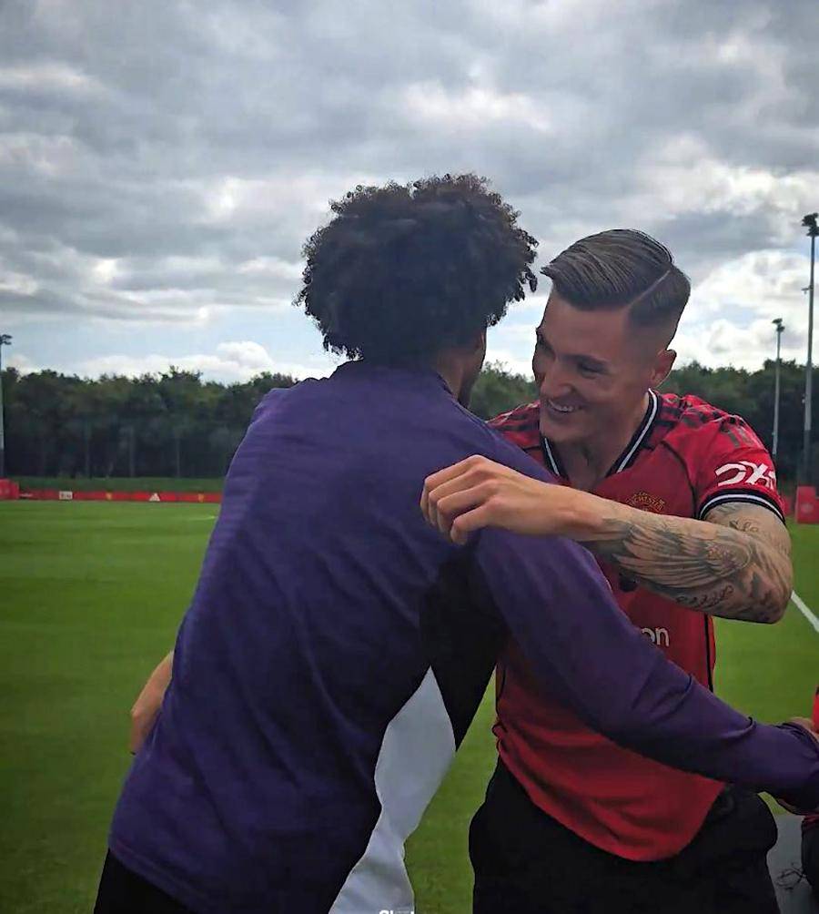 爱游戏官网-蒂姆重返赛场，战术调整首场状态出色，曼联观众沸腾！比赛高潮迭起的简单介绍