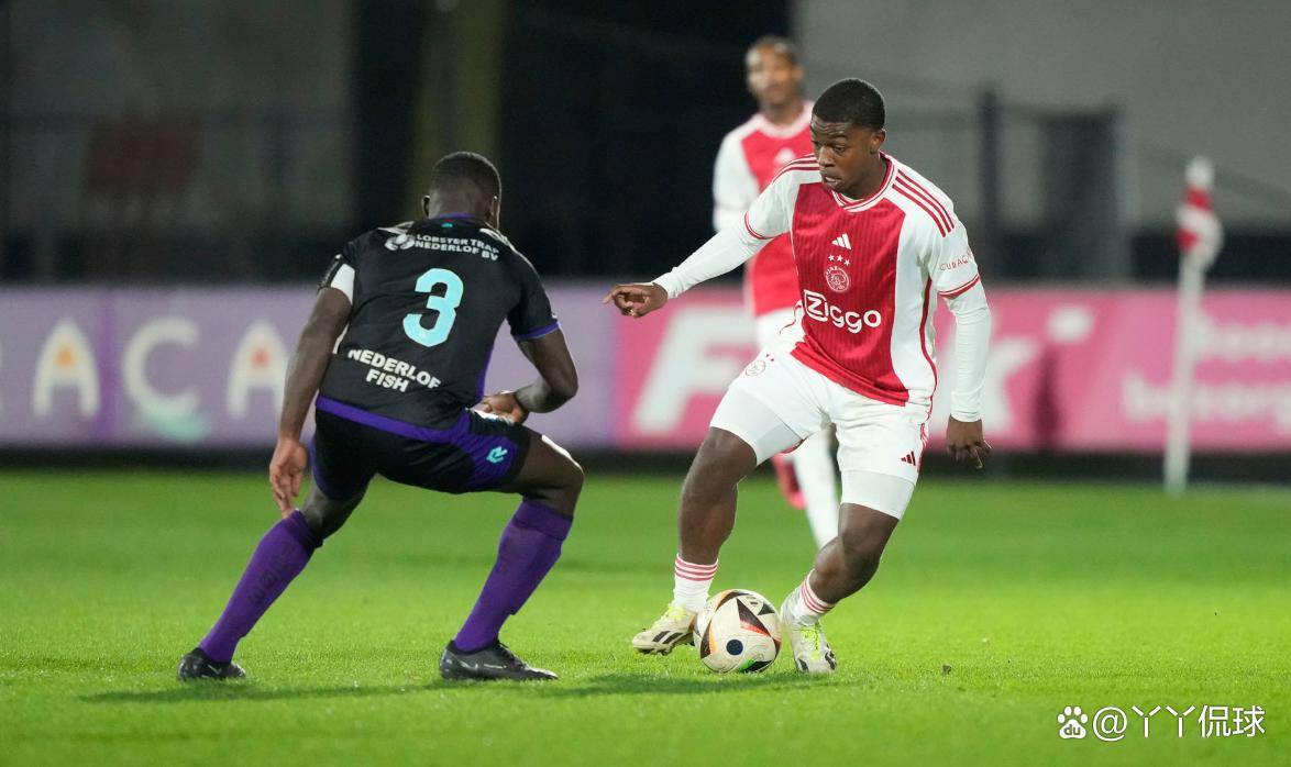 爱游戏-集结日体能课后，阿贾克斯内部沟通备战荷甲，气氛紧张，团队化学反应显著