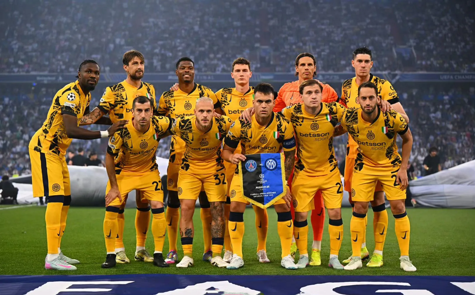 爱游戏-国际米兰训练开放日，集结日门线救险引欢呼，意大利杯在即，轮换策略成焦点